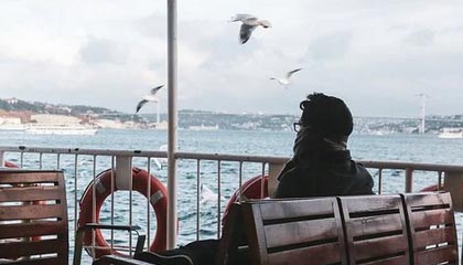 闪婚疑云！实力派女星无名指钻戒引爆热搜，工作室沉默背后的真相