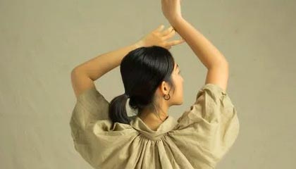 地下情浮出水面！偶像男团成员与女歌手同款配饰引爆热议