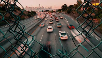 《后台光影：歌手A、演员B与C的三角涟漪》